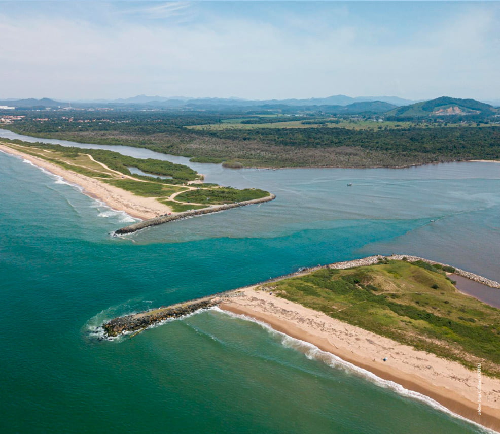 Boca da Barra - encontro do mar com a lagoa em Barra Velha SC